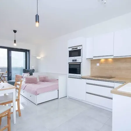 Apartment In With Free Parking *